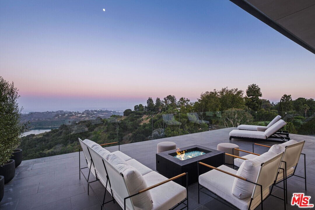 2304 Donella Cir in Los Angeles, CA - Building Photo