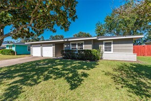 322 24th Ave N in Texas City, TX - Building Photo