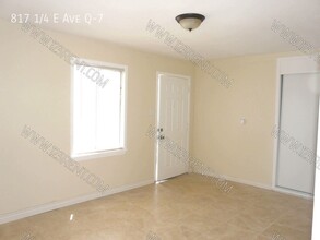 817 E Ave Q-7 in Palmdale, CA - Building Photo - Building Photo