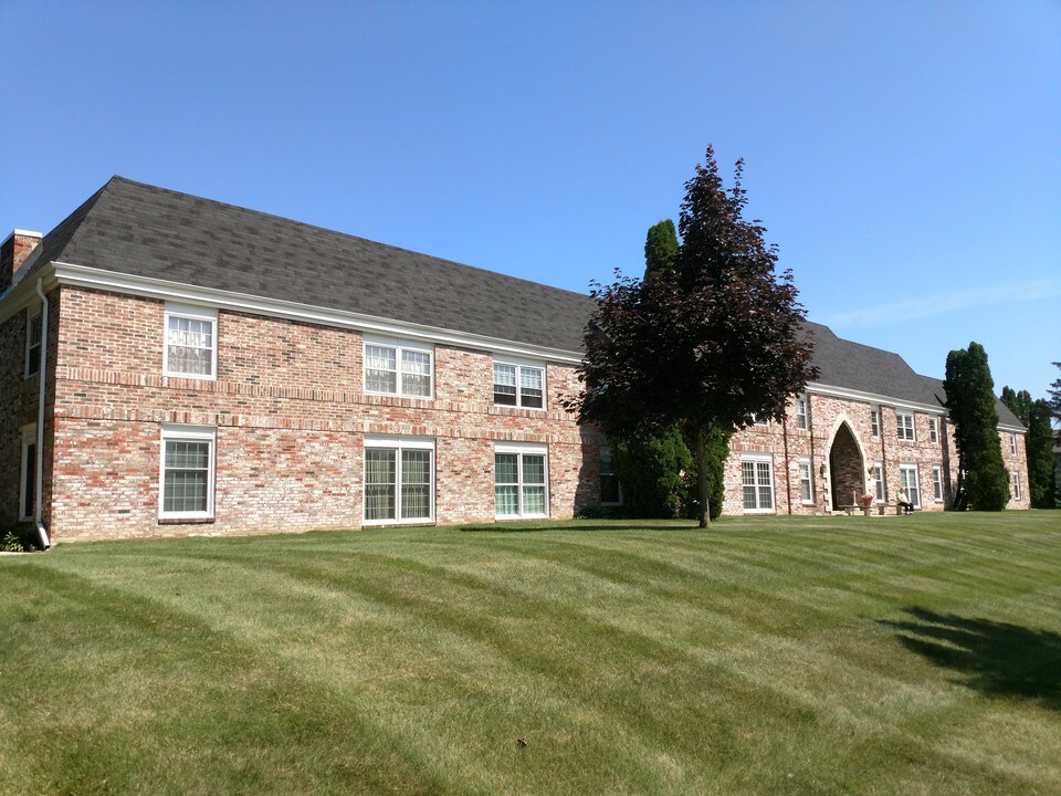 2076 Chateau Ct, Unit 210 in Grafton, WI - Building Photo