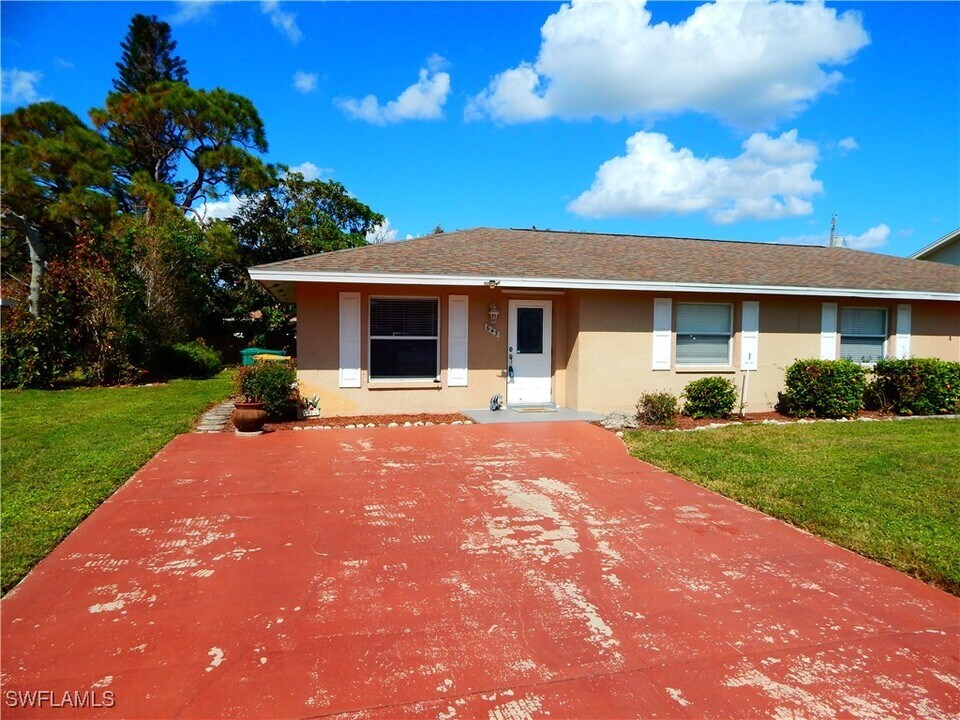 643 92nd Ave N in Naples, FL - Foto de edificio
