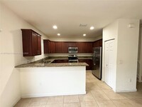 8855 NW 102nd Pl in Doral, FL - Foto de edificio - Building Photo