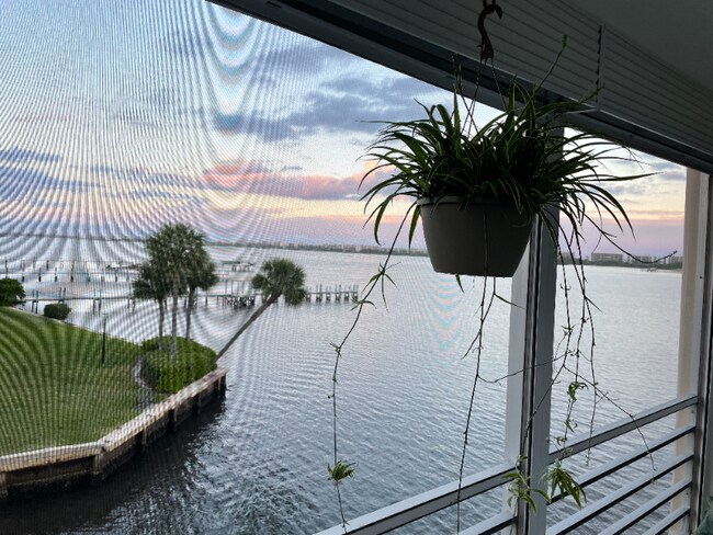 100 Waterway Dr S in Lantana, FL - Foto de edificio - Building Photo