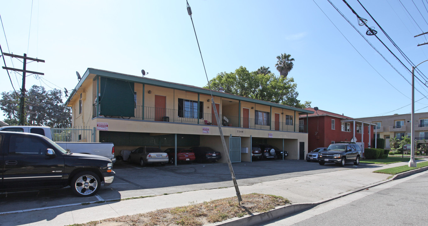 7338-7346 Woodman Ave in Van Nuys, CA - Building Photo