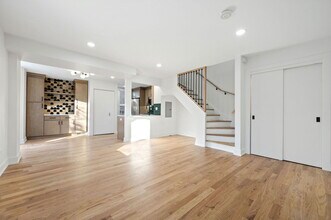 2069 N Larrabee St in Chicago, IL - Building Photo - Building Photo