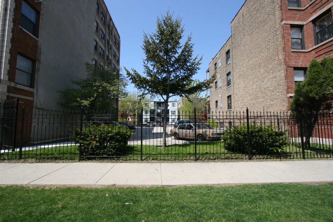 7040-7050 S Merrill Ave in Chicago, IL - Building Photo