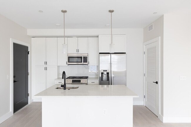 425 Border St, Unit 401 in Boston, MA - Building Photo - Building Photo