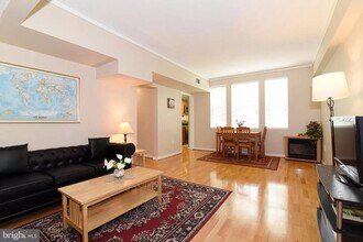 1821 N Rhodes St, Unit 263 in Arlington, VA - Foto de edificio - Building Photo