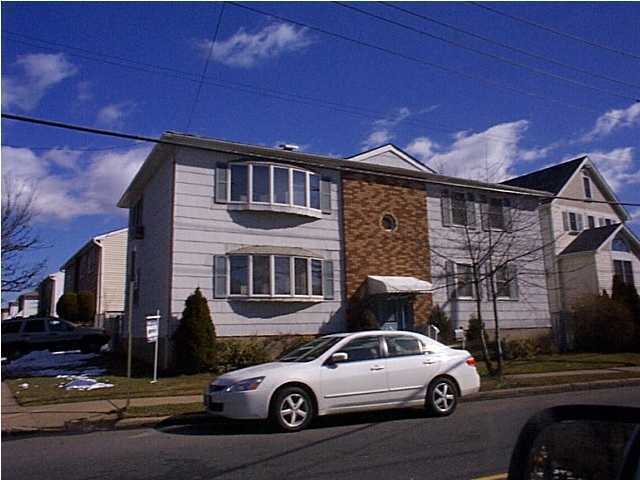 110 Moffett St, Unit 1st  Floor in Staten Island, NY - Building Photo