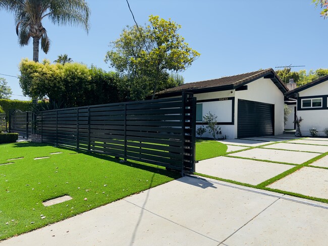 18432 Linnet St in Tarzana, CA - Building Photo - Building Photo