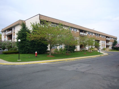 Waterside Condominiums in Edgewater, NJ - Foto de edificio - Building Photo