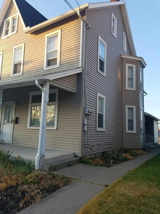 612 Washington Ave, Unit Apt 1 in Northampton, PA - Building Photo