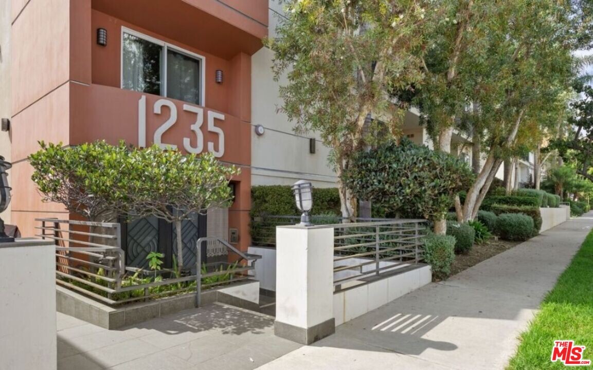 1235 Granville Ave in Los Angeles, CA - Building Photo
