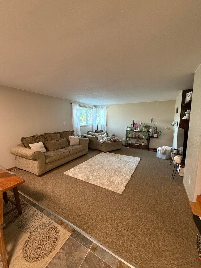 712 7th St SE, Unit #1 in Devils Lake, ND - Foto de edificio - Building Photo