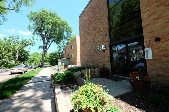 Colfax Villas I in Minneapolis, MN - Foto de edificio - Building Photo