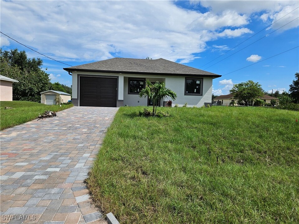 2512 70th St W in Lehigh Acres, FL - Building Photo