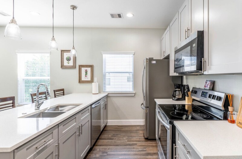 144 W 5th St in Kemah, TX - Building Photo