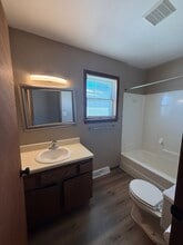 1006 Castlewood Dr in Brookings, SD - Building Photo - Building Photo