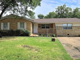 400 Martin Ln in Euless, TX - Building Photo