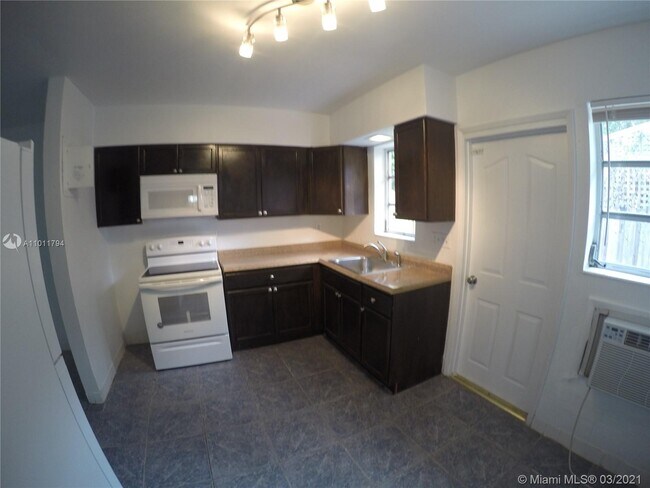 915 NE 16th Terrace-Unit -2 in Fort Lauderdale, FL - Building Photo - Building Photo