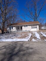 105 Orchard St in Eureka, IL - Building Photo
