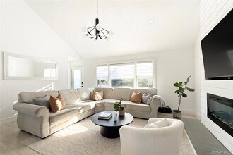 121 Ponquogue Ave in Hampton Bays, NY - Building Photo - Building Photo