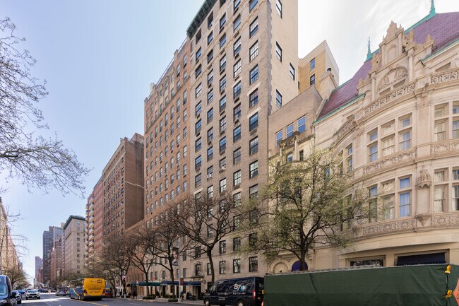 30 E 72nd St in New York, NY - Foto de edificio - Building Photo