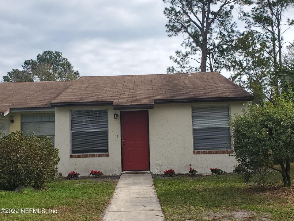 1325 Solar Cir in Orange Park, FL - Building Photo
