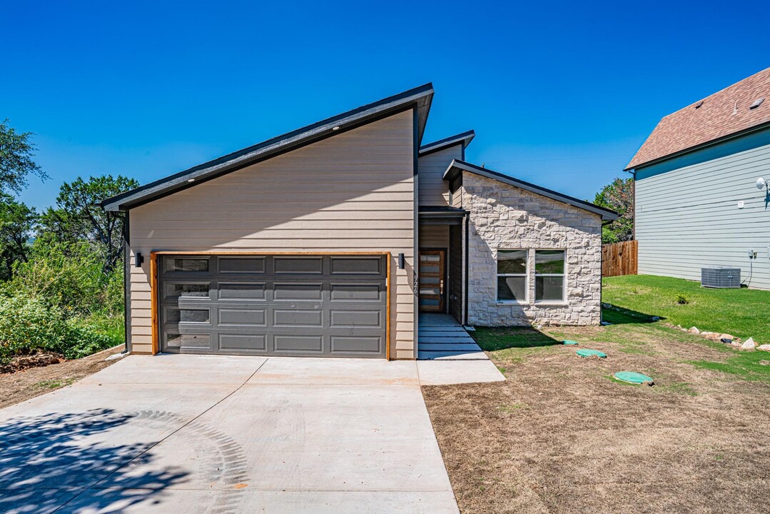 926 Arkansas River Dr in Granbury, TX - Building Photo