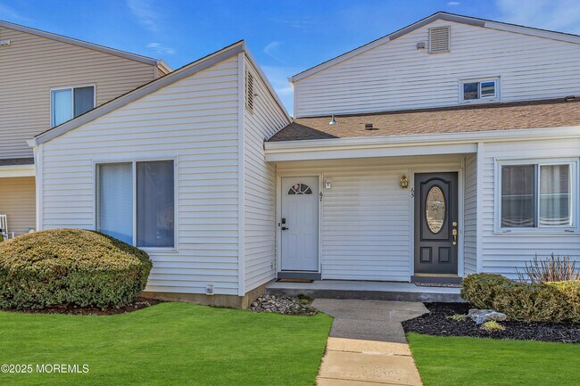 67 Greenwood Dr in Freehold, NJ - Building Photo - Building Photo