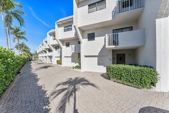 1222 Hillsboro Mile in Hillsboro Beach, FL - Building Photo - Building Photo