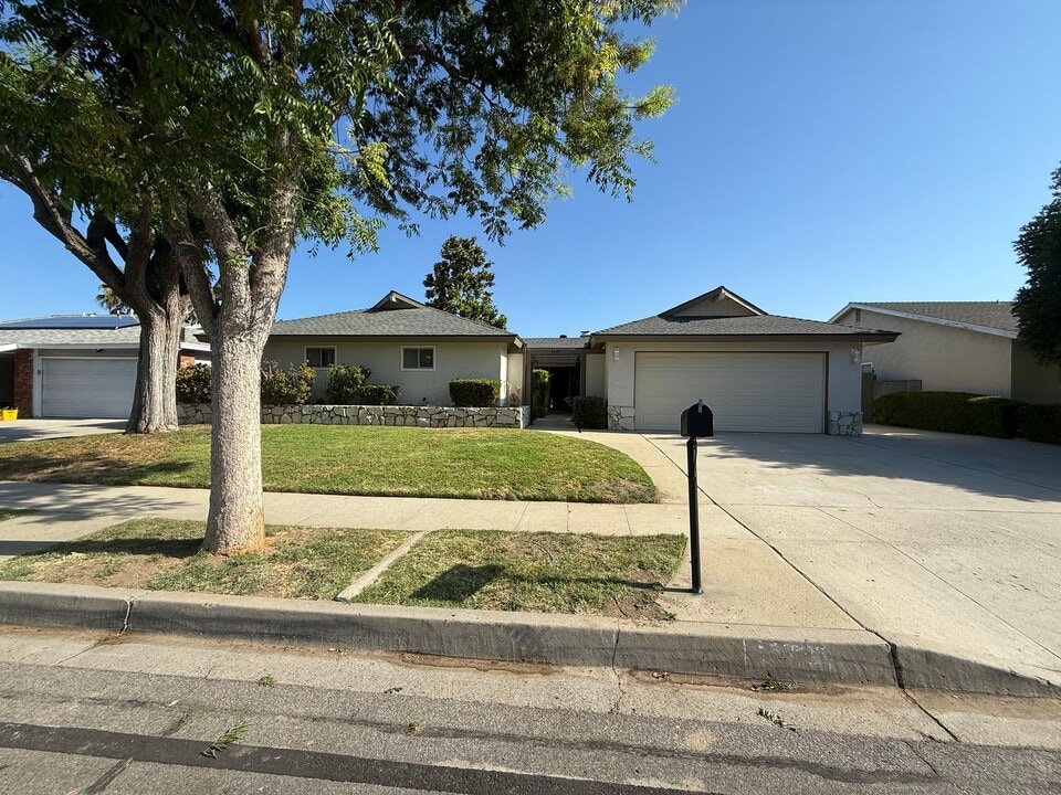 2455 Dusan St in Simi Valley, CA - Building Photo