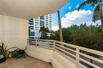 1401 Bay Rd, Unit 307 in Miami Beach, FL - Building Photo - Building Photo