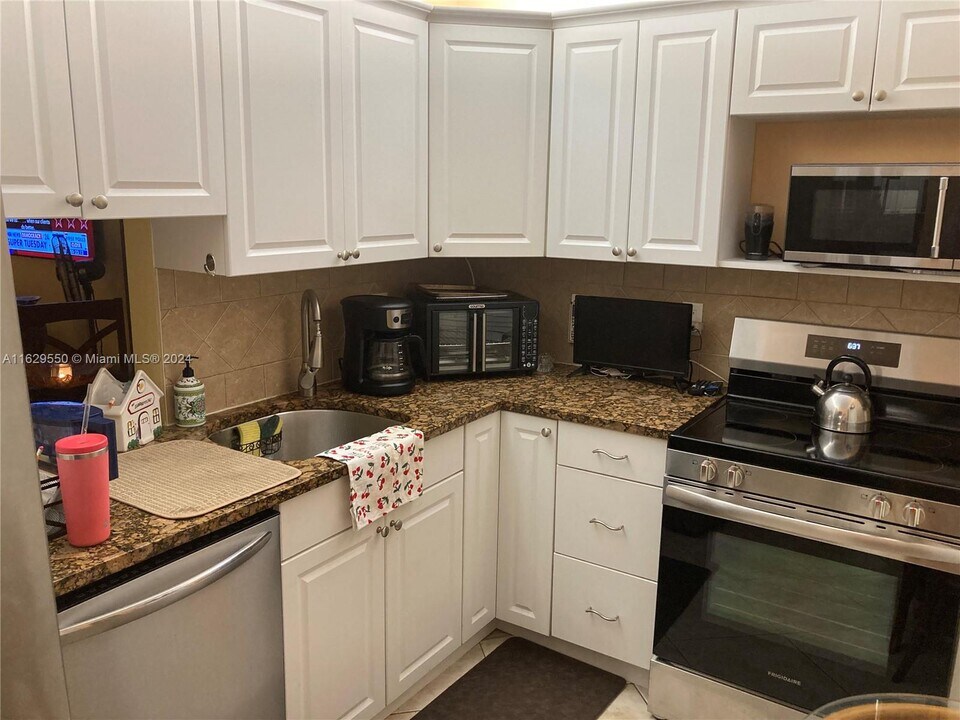200 NE 14th Ave in Hallandale Beach, FL - Building Photo