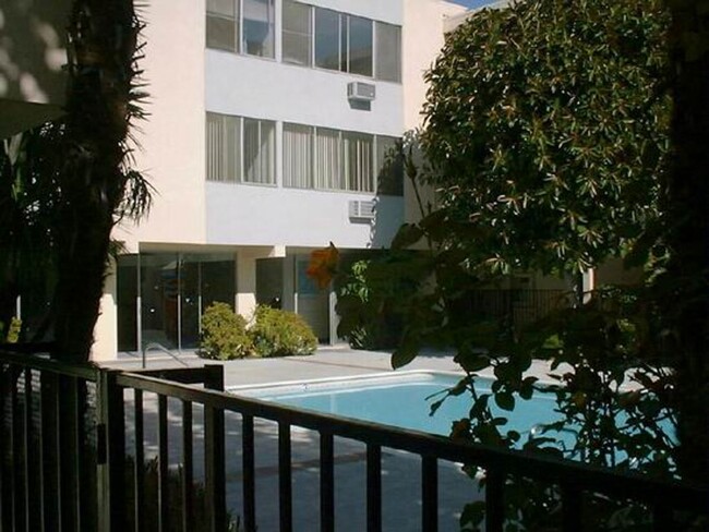 11139 Acama Street, in North Hollywood, CA - Foto de edificio - Building Photo