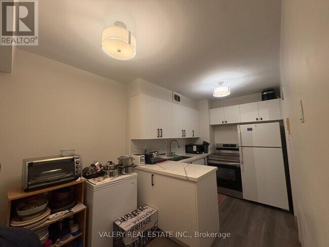 31 Four Winds Dr in Toronto, ON - Building Photo - Building Photo