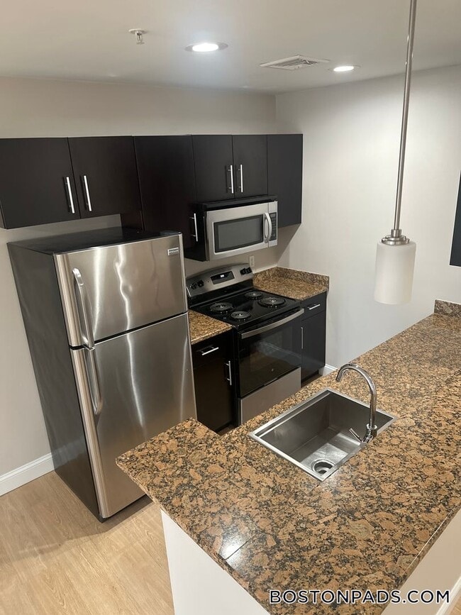 75 S Main St, Unit 509 in Attleboro, MA - Foto de edificio - Building Photo