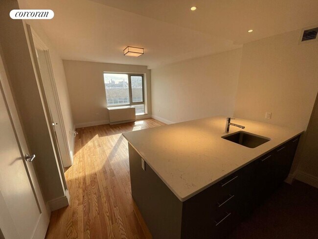 885 Grand St in Brooklyn, NY - Foto de edificio - Building Photo