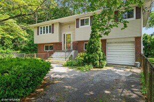 472 Essex St in West Babylon, NY - Building Photo