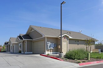 The Aspens in Tulare, CA - Building Photo - Building Photo