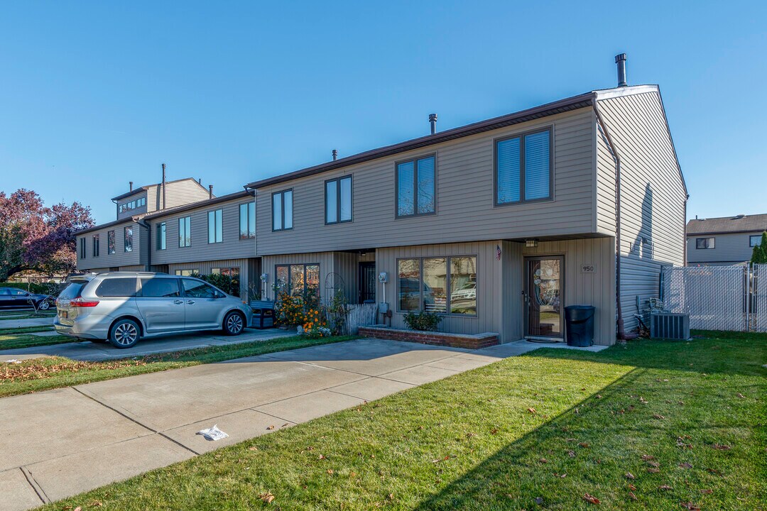 1215 Father Capodanno Blvd in Staten Island, NY - Foto de edificio