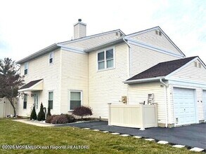 44 Spyglass Ct in East Windsor, NJ - Building Photo - Building Photo