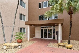 6960 Miami Gardens Dr in Hialeah, FL - Building Photo - Building Photo