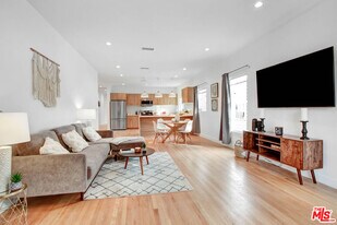 434 N Ogden Dr in Los Angeles, CA - Building Photo