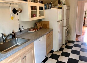 3009 SE 19th Ave, Unit 3009 Upstairs in Portland, OR - Building Photo - Building Photo