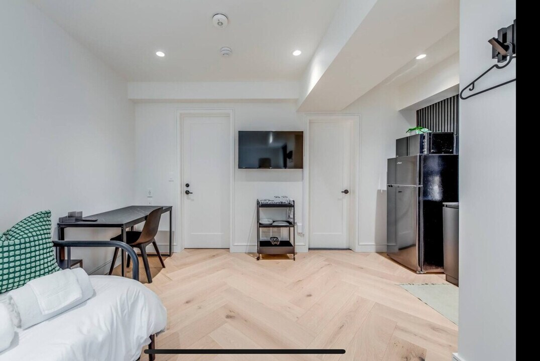 65 Claremont St in Toronto, ON - Building Photo