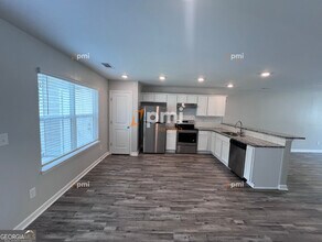 325 Ashigan St in Union City, GA - Building Photo - Building Photo