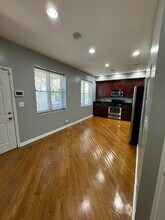 1906 W Estes Ave, Unit 2 in Chicago, IL - Foto de edificio - Building Photo