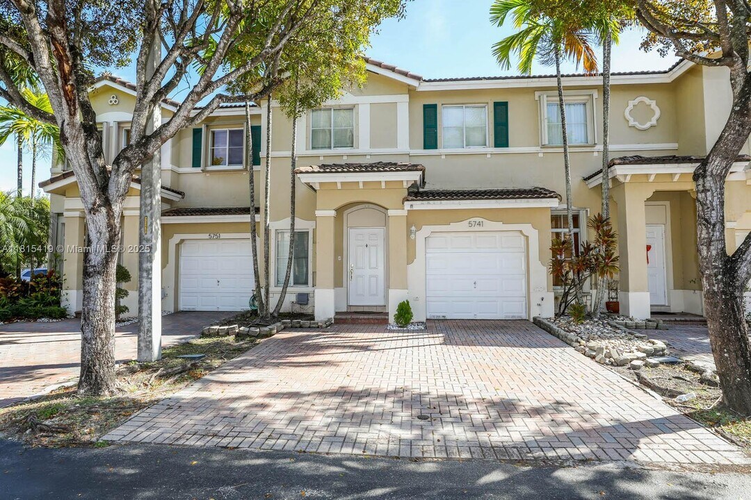 5741 NW 112th Ct in Doral, FL - Building Photo