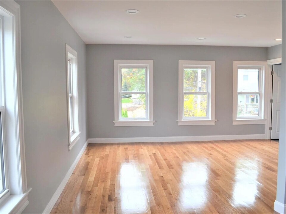11 Roberts St, Unit #2 in Somerville, MA - Foto de edificio